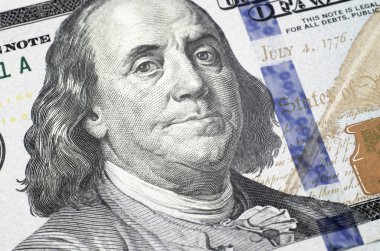 100 dolarlık banknot kapanıyor. Yeni yüz dolarlık banknotun bir parçası. Benjamin Franklin yakın plan portresi