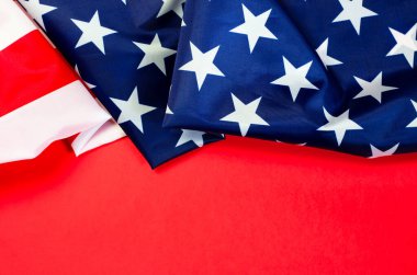 Kırmızı arka planda Amerikan bayrağı ve bir yazı için yer