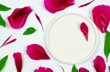 Beyaz arka planda pembe yapraklar ve fırınlanmış yapraklarla ürünlerin sunumu için yuvarlak podyum. Kozmetik ürünler için vitrin. Üst manzara, model. Ürün reklamı