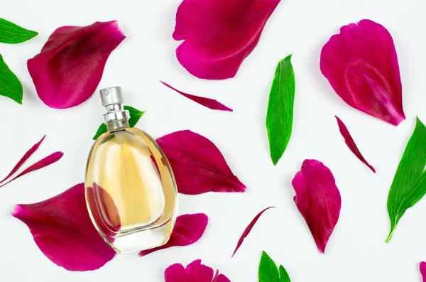 Butelka Kobiecych Perfum Białym Tle Różowymi Płatkami Zielonymi Liśćmi — Zdjęcie stockowe