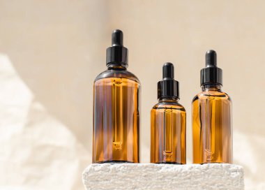 Şişelerdeki doğal hyaluronik serum, bej arka planda beyaz bir podyumda pipetle. Reklam podyumunda doğal yağ ya da serum. Boşluğu kopyala