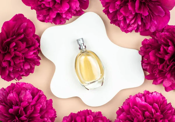 Damskie Perfumy Białym Podium Kwiatami Piwonii Widok Góry — Zdjęcie stockowe