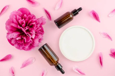 Ürün sunumu için boş bir vitrin. Beyaz podyum kozmetik ürünleri veya şakayık çiçekleri ve kozmetik şişeleriyle parfüm reklamı için.