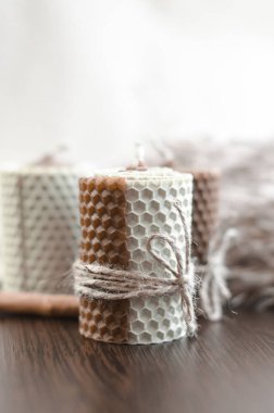 Dekorasyon için dekoratif mumlar. Koyu ahşap zemin üzerinde el yapımı mumlar ve saz dalları..