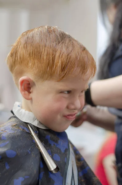 Mały Rudowłosy Chłopiec Grimaces Fryzjera Chłopiec Lat Fryzjer — Zdjęcie stockowe