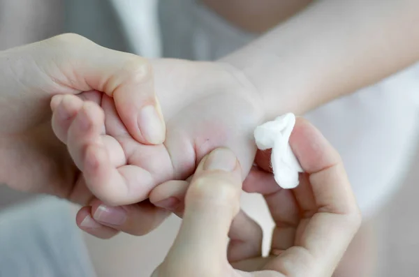 Donna Sta Cercando Estrarre Scheggia Dalla Mano Del Bambino Una — Foto Stock