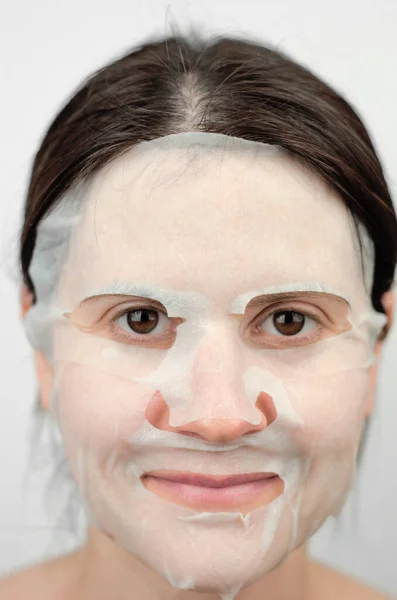 Portret Kobiety Papierowej Masce Nawilżającej Twarzy Pielęgnacja Twarzy Zabiegi Kosmetyczne — Zdjęcie stockowe