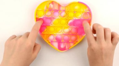 Bebek elleri pop ile oynar Silikon oyuncakla