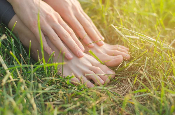 Bosé Samičí Nohy Zeleném Trávníku Zblízka Jednota Přírodou Ženské Ruce — Stock fotografie