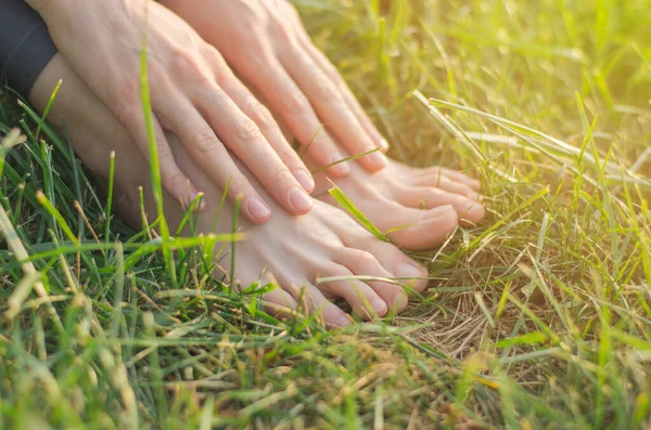 Pies Femeninos Descalzos Césped Verde Hierba Cerca Unidad Con Naturaleza — Foto de Stock