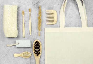 Çevre dostu ürünler, atık ve plastik yok. Sıfır kayıp. Kişisel hijyen için ahşap aksesuarlar ve somut bir arka planda günlük yaşam..