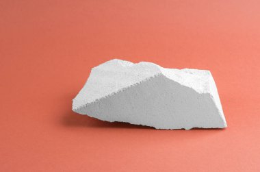 Ürün ve kozmetik ürünlerinin sunumu için kahverengi arka plandaki doğal bir taştan bir podyum. Paketleme için boş ekran standı. Güzellik kozmetik vitrini