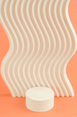 Ürün sunumu ve doğal taş kozmetik için yuvarlak podyum. Paketleme için boş ekran standı. Güzellik kozmetik vitrini