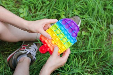 Kadın ellerine yakın çekim yap. Genç bir kadın doğada pop müzik çalıyor..