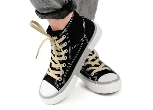 Κομψά Sneakers Γυναικεία Πόδια Από Κοντά Λευκό Φόντο Γυναίκα Φοράει — Φωτογραφία Αρχείου