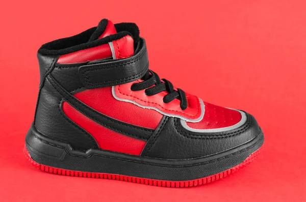 Rood Zwarte Kindersneakers Een Rode Achtergrond Kinderen Lederen Schoenen Close — Stockfoto