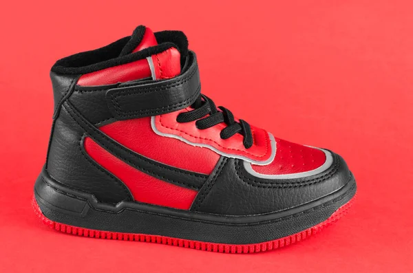 Rot Schwarze Turnschuhe Für Kinder Auf Rotem Grund Kinderlederschuhe Aus — Stockfoto