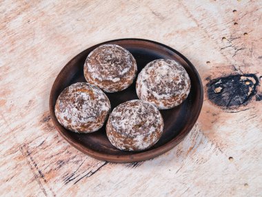 Kahverengi kil tabakta Rus zencefilli ekmeği, açık ahşap arka planda