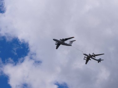 Havada stratejik bir bombardıman uçağı var. Moskova 'daki askeri geçit töreni..