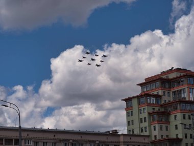 Savaş jetleri şehrin üzerinde çok alçak irtifada uçar. Moskova 'daki askeri geçit töreni.