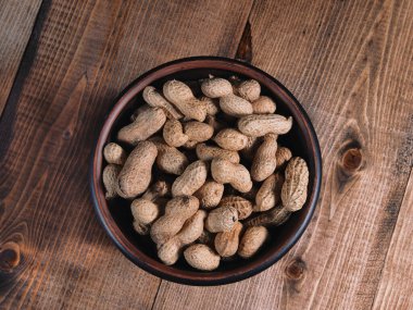 Sert ahşap bir tezgahta, kavrulmuş fıstıklar.