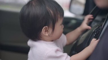 Araba şoförü koltuğunda oturan tatlı Asyalı kadın sürücü direksiyon simidi, çocukluk anıları ve merakı, mutlu ve neşeli çocuk öğrenme becerileri, saf ve masum kız.