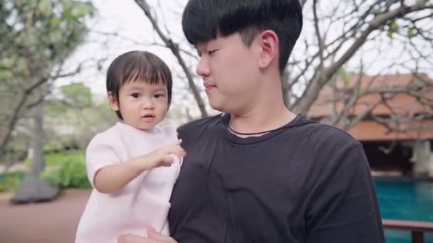 Aziatisch Jong Vader Baby Meisje Staan Kijken Rond Het Park — Stockvideo