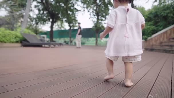 Asiatisches Kleines Mädchen Das Öffentlichen Park Auf Den Vater Zugeht — Stockvideo