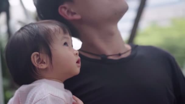 Fiatal Ázsiai Apa Imádnivaló Aranyos Csecsemő Kislány Néz Fel Égre — Stock videók