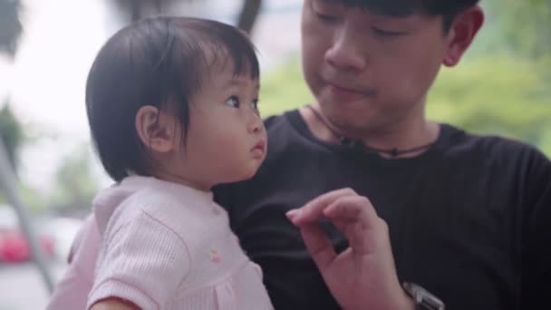 Giovane Padre Asiatico Sua Adorabile Ragazza Carina Durante Una Passeggiata — Video Stock