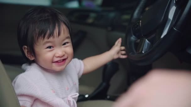 Симпатичная Азиатская Девочка Сидящая Переднем Сиденье Автомобиля Играющая Рулем Детские — стоковое видео