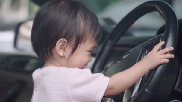 亚洲小女孩玩汽车方向盘 汽车钥匙 假装开车 坐在驾驶座上 孩子们的好奇心和学习 快乐快乐的孩子们的成长 童年时代的学习能力 天真与好奇 — 图库视频影像