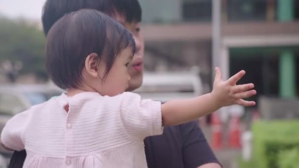 Mladý Asijský Otec Držení Batole Holčička Rozhlédnout Okolí Parkoviště Péče — Stock video