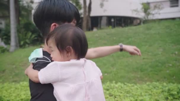 Aile Parkta Bir Araya Geliyor Asyalı Genç Baba Küçük Kızını — Stok video