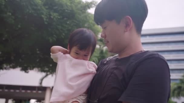 Família Reunindo Dentro Parque Jovem Pai Asiático Segurando Sua Filhinha — Vídeo de Stock