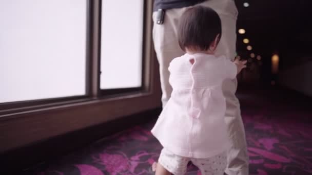 Щаслива Маленька Азіатська Дівчинка Посміхається Тримаючи Руках Батьківські Ноги Теплоту — стокове відео