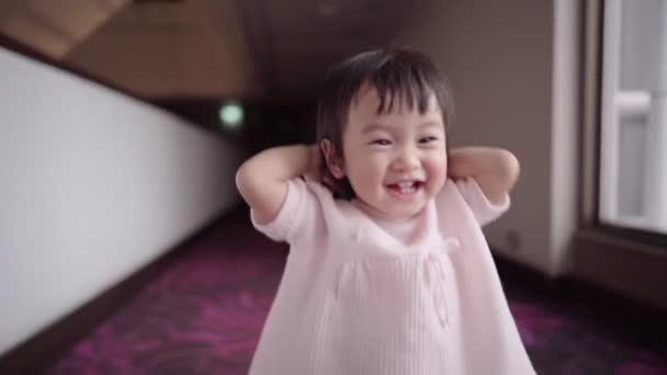 Ασιατικό Χαριτωμένο Κοριτσάκι Χαμογελώντας Πόδια Προς Την Κάμερα Νήπιο Πρώτο — Αρχείο Βίντεο