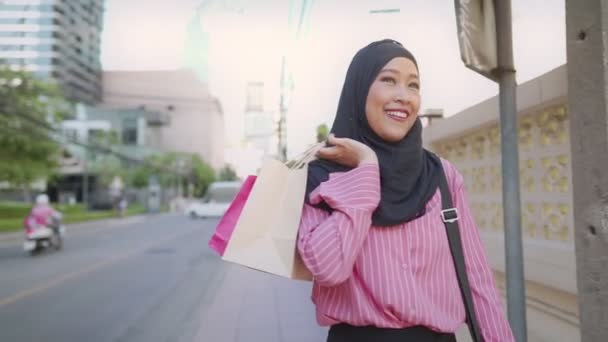 Giovani Asiatici Musulmani Indossano Hijab Nero Tenendo Borse Della Spesa — Video Stock