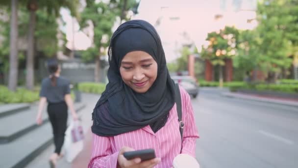 Mladé Asijské Muslimské Oblečení Pomocí Telefonu Drží Šálek Kávy Vychutnat — Stock video