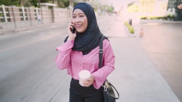 Asyalı Müslüman Çalışan Kadın Yerine Yürürken Bir Telefon Görüşmesi Yapıyor — Stok video
