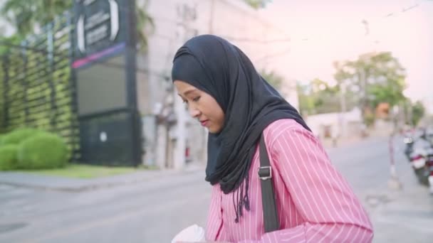 Atraktivní Únava Asijské Muslim Žena Černým Hidžábem Procházky Silnici Rukama — Stock video