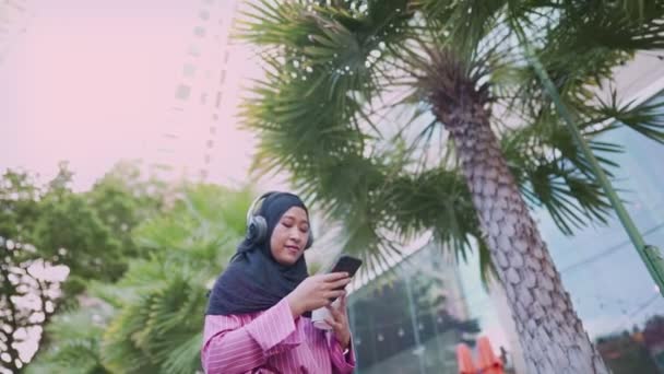 Asiático Atraente Mulher Muçulmana Usar Fone Ouvido Desfrutar Ouvir Música — Vídeo de Stock