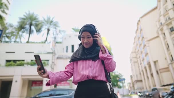 Perempuan Muslim Tech Nerd Turis Dengan Wireless Headphone Berdiri Selfie — Stok Video