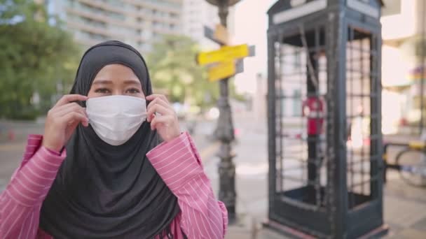 Молодая Азиатская Мусульманка Туристка Хиджабе Делает Селфи Сама Красивым Ориентиром — стоковое видео