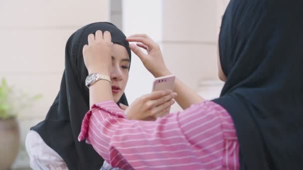 Due Giovani Amiche Musulmane Che Aiutano Vicenda Indossando Hijab Cerimonia — Video Stock