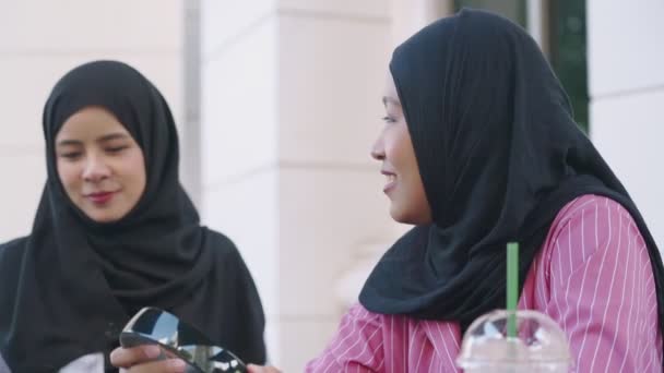 Δύο Ασιάτισσες Μουσουλμάνες Γυναίκες Φορούν Μαντίλα Στο Απογευματινό Διάλειμμα Καφέ — Αρχείο Βίντεο