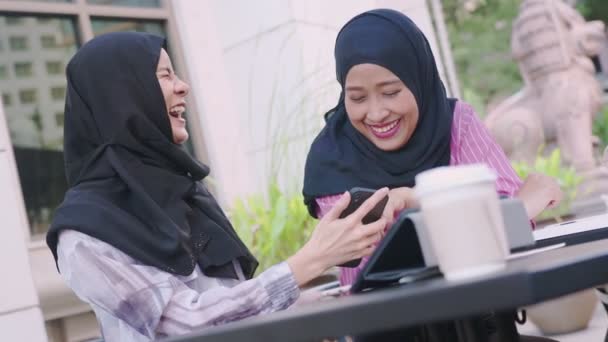 Две Азиатские Мусульманки Носят Хиджаб Время Обеденного Кофе Брейка Показывая — стоковое видео