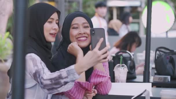 Mladé Asijské Islámské Ženy Cítí Uvolnit Šťastný Během Kávy Čas — Stock video