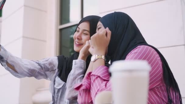 Primer Plano Las Mujeres Musulmanas Que Usan Hijab Riendo Café — Vídeos de Stock