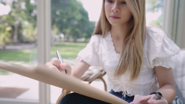 Asijské Mladé Blond Vlasy Volné Noze Pracující Plátno Kreslení Domácím — Stock video